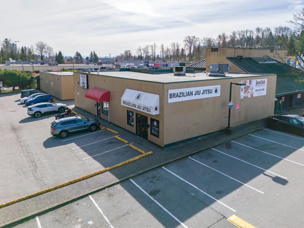 Eagle Ridge Plaza rear elevation with surface parking and tenant signage