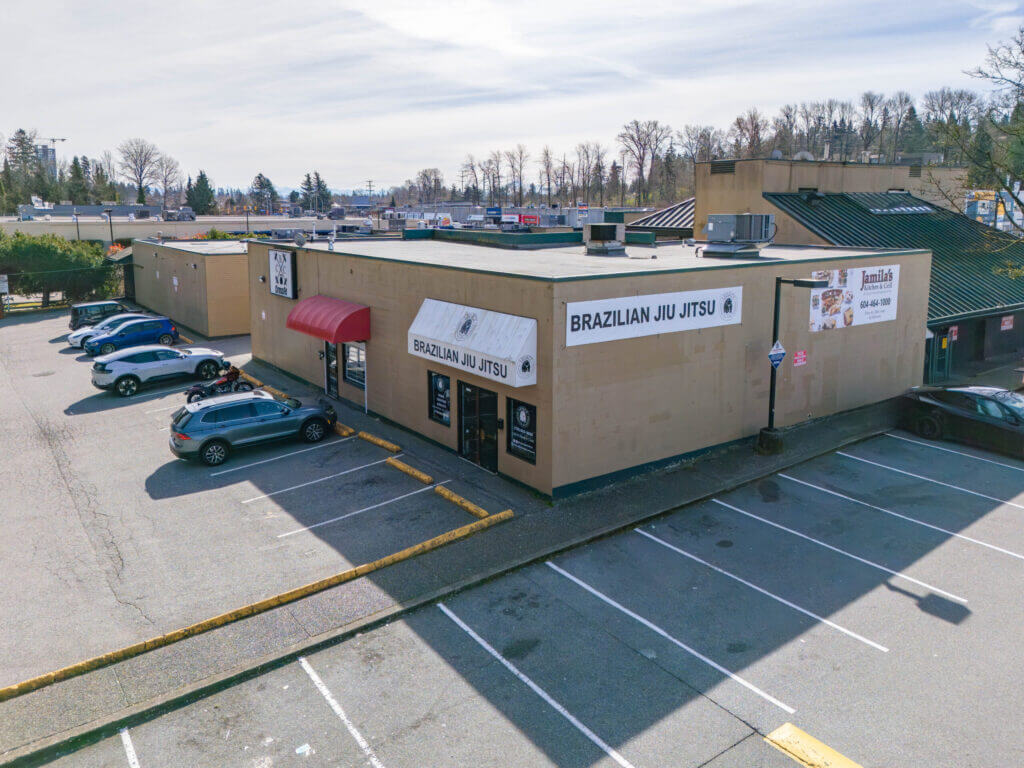 Eagle Ridge Plaza rear elevation with surface parking and tenant signage