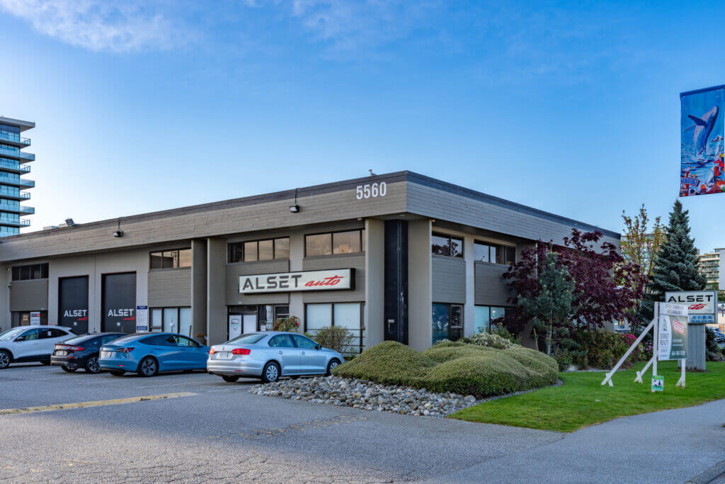 Minoru Plaza 5560 building exterior with on-site parking