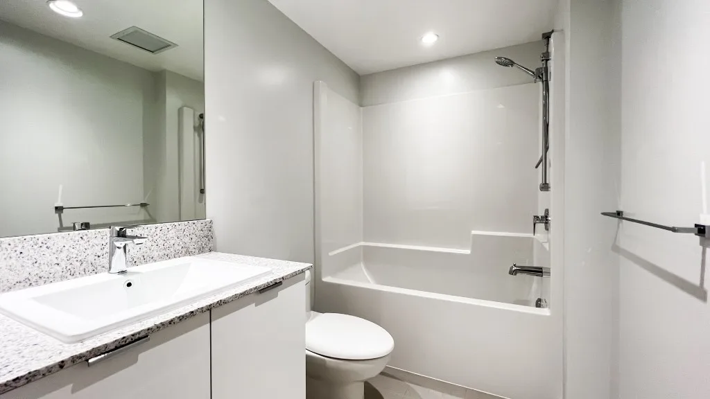 Lelem Village University Blvd bathroom with tub