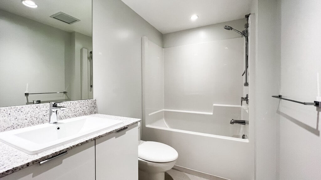 Lelem Village University Blvd bathroom with tub